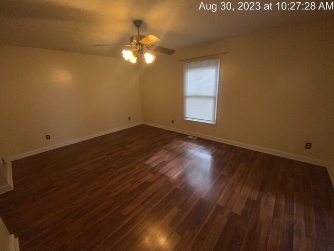 Building Photo - 429 Oakgrove Dr