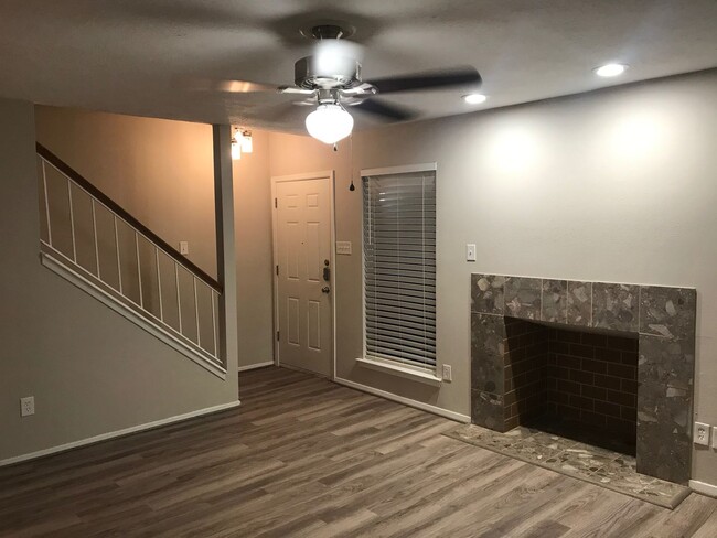 Building Photo - Newly Remodeled Condo!