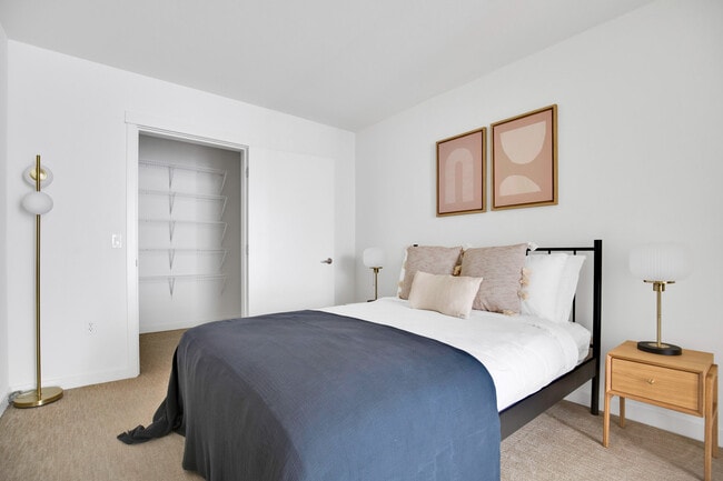 Building Photo - 330 3rd Ave W