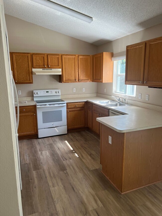 Building Photo - Spacious 3/2 with Attached 2 Car Garage in Deltona Lakes!
