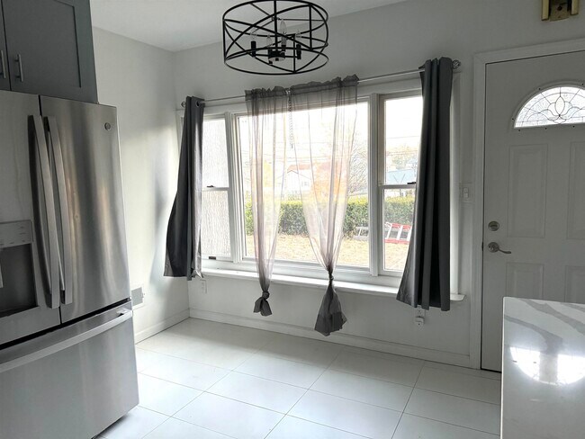 Building Photo - 143 W 2nd St