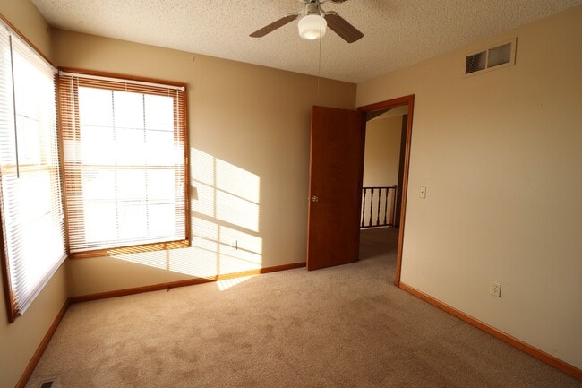 Building Photo - Spacious Townhome