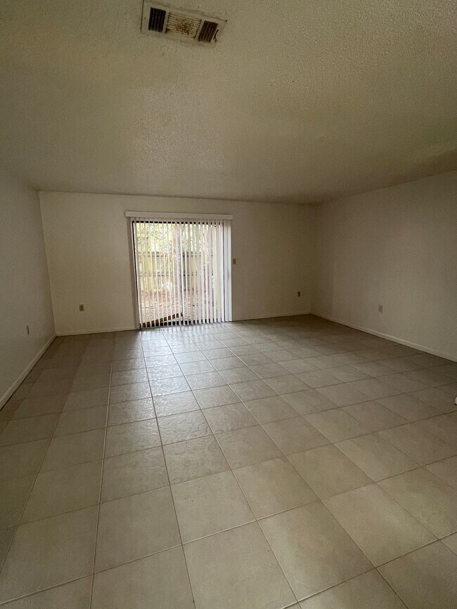 Building Photo - 607 Virginia Oak Ct