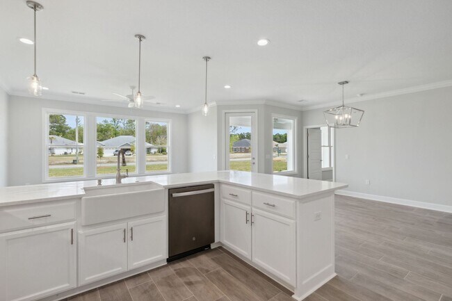 Building Photo - Resort Style living, minutes to town!