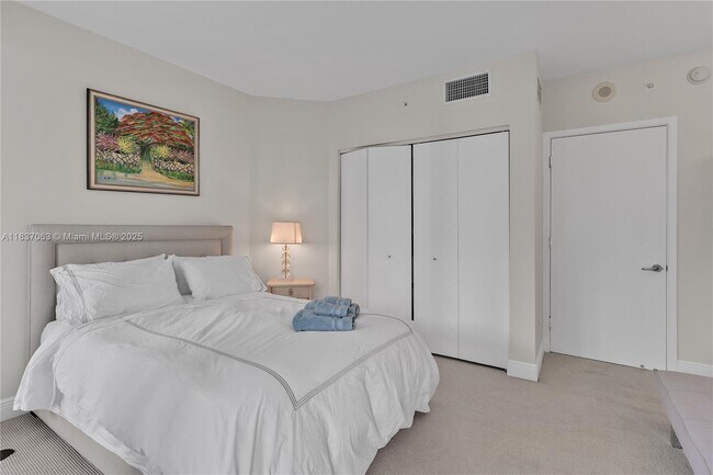 Building Photo - 1331 Brickell Bay Dr