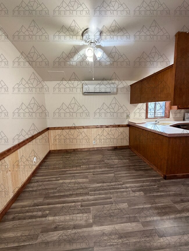 Building Photo - 3 Bedroom 2 Bathroom