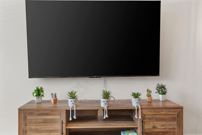 Building Photo - 711 W Broadway Rd