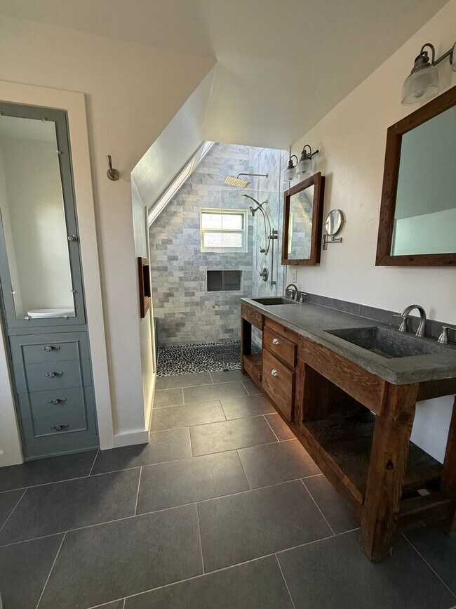 Building Photo - Charming historic home McMinnville 4 bed / 2.5 bath