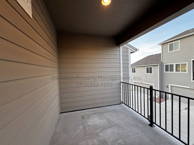 Building Photo - Gorgeous 3 Bedroom Townhouse Located in No...