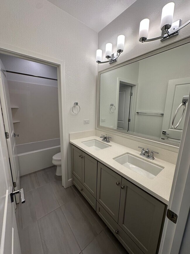 Building Photo - Spacious 4 Bed 2.5 Bath Home in Mountain House with Solar!