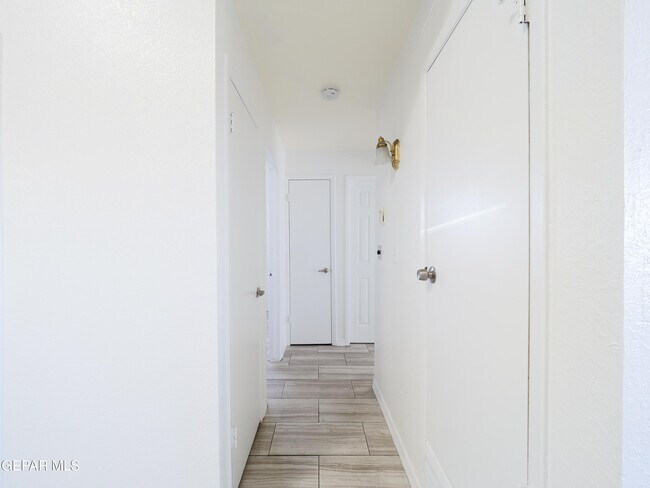 Building Photo - 1901 Lake Omega St