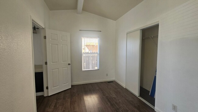 Building Photo - Gorgeous Single Story Home