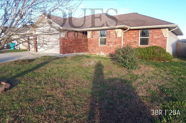 Building Photo - Very Clean 3 Bedroom 2 Bath 3 Car Garage H...