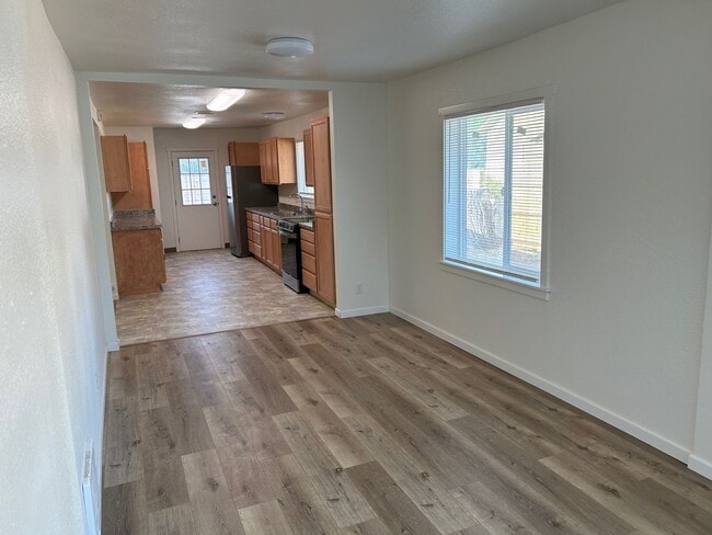 Building Photo - $300 OFF FIRST MONTH'S RENT! Completely Remodeled Home with Bonus Room in Klamath Falls