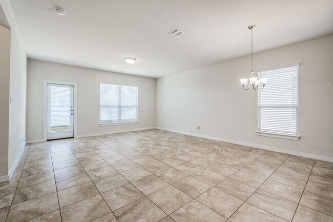 Building Photo - 3 Bedroom/2 Bath Bricewood Subdivision