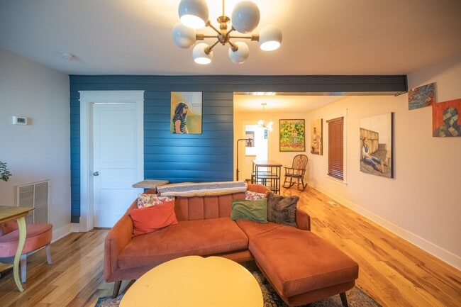 Building Photo - 2 bedroom 2 bath Madison cottage