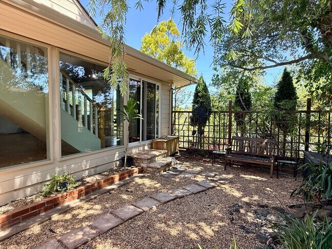 Building Photo - 2122 Lyon Ave