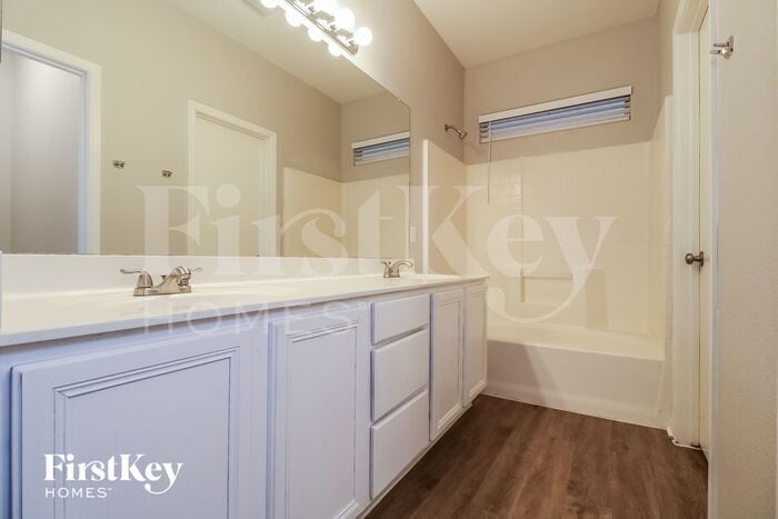 Building Photo - 601 W Elm Ln