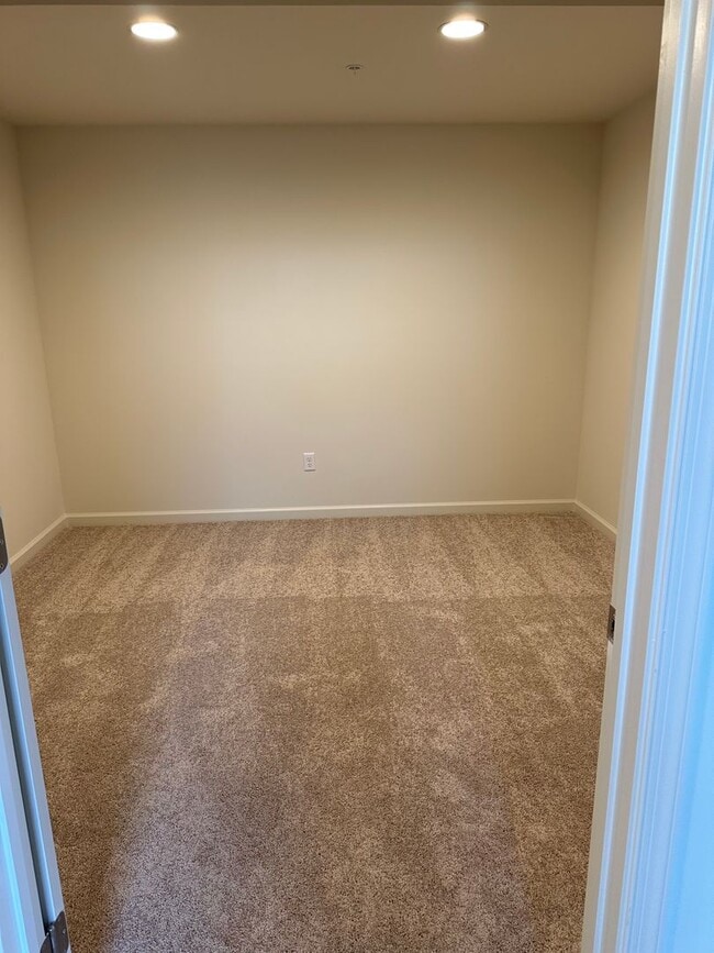 Building Photo - Coming Soon! End unit townhome in Darley G...