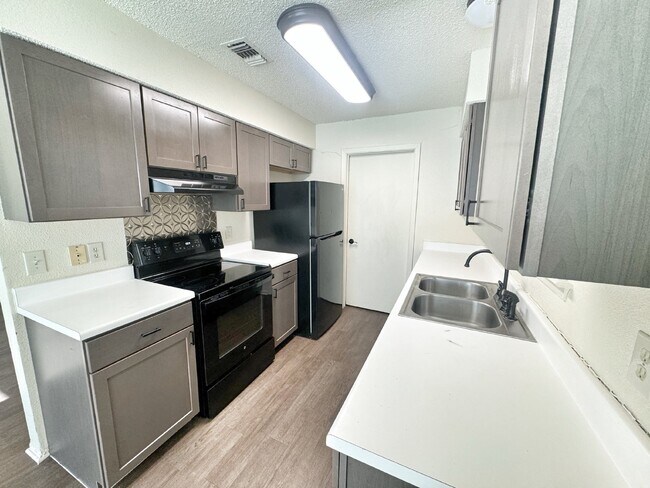 Building Photo - Charming 3-Bedroom 2- Bath home in New Bra...
