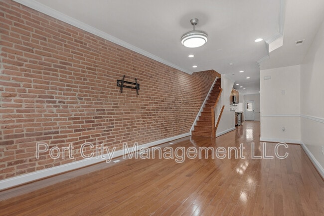 Building Photo - 2 W Clement St
