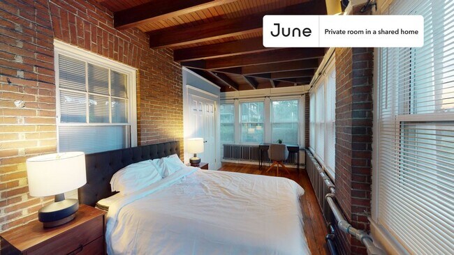 Building Photo - Private bedroom in 5 bed/2 bath Home
