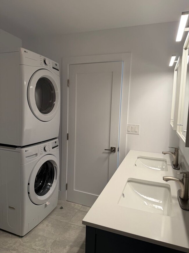 Building Photo - Fully Remodeled 3 Bedroom/ 2 Bathroom Duplex w/ Modern Finishes & Private Yard!