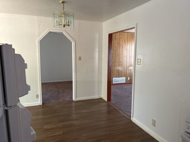 Building Photo - 906 Jefferis Ave