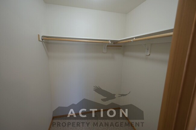 Building Photo - Super clean 2 bed 1 bath apartment in Port...