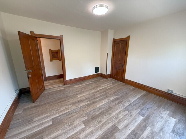 Building Photo - 116 Lathrop St