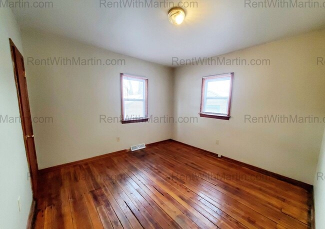 Building Photo - FOR RENT- Fully Remodeled home In the quiet Spring View neighborhood of Waterloo! Pets ok!