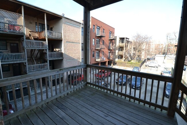 Building Photo - Pet Friendly 3 Bed 2 Bath Top Floor Unit