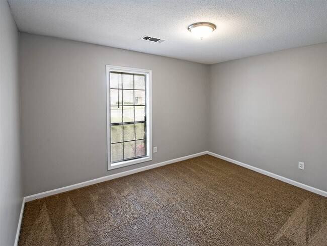 Building Photo - Updated and charming 3 bed, 2 bath with SU...