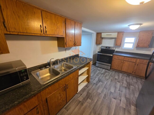 Building Photo - CENTRALLY LOCATED COZY 3 BR HOME