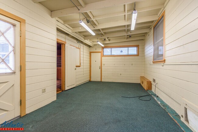 Building Photo - 1385 47th Ave