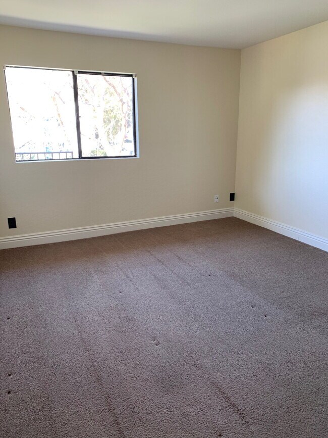 Building Photo - $2,700 - 2 Bed / 2 Bath Condo in Mira Mesa
