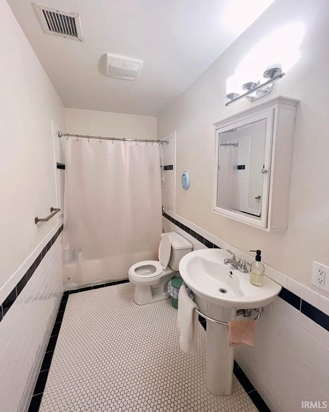 Building Photo - 213 N Walnut St