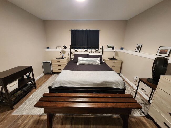 Building Photo - Immaculate 3 bedroom 2 bath split level ho...