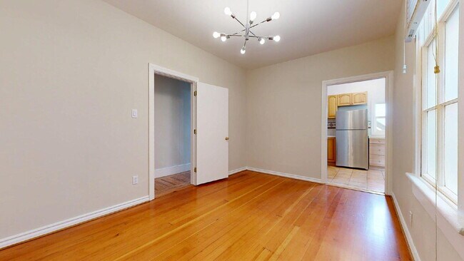 Building Photo - Convenient & Large 2BR/1BA Flat w/ In Unit Laundry & Dishwasher