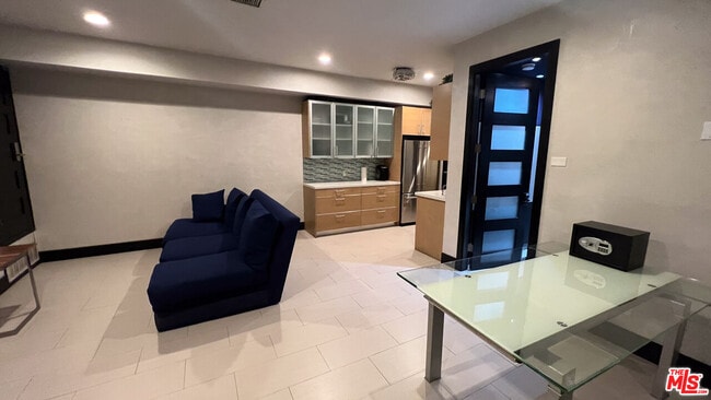 Building Photo - 6425 Weidlake Dr