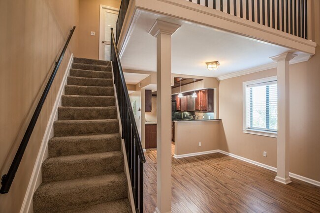 Building Photo - Adorable condo, waterfront view