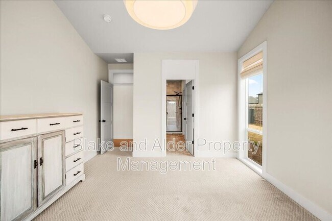 Building Photo - 496 NW Cascade Mountain Dr