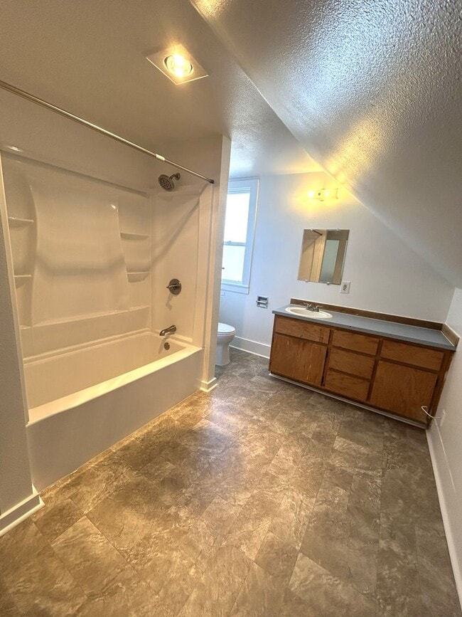 Building Photo - Thompson2