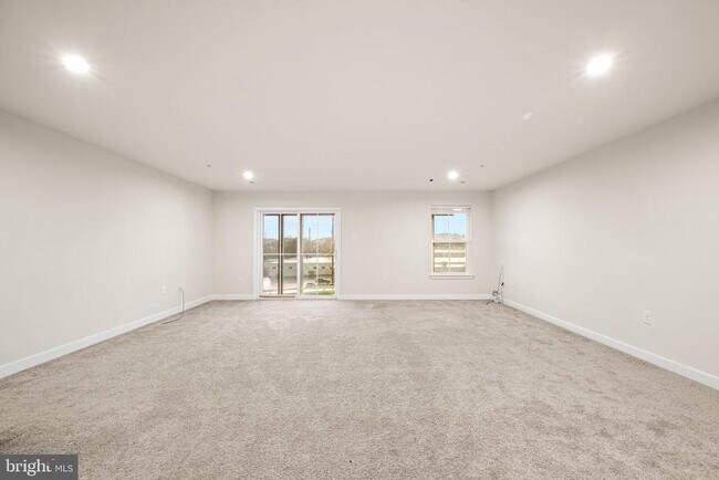 Building Photo - 220 Chase Dr