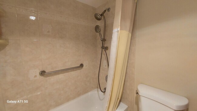 Building Photo - 2044 Yarmouth E