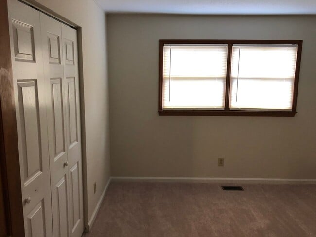 Building Photo - 3 Bedroom Ranch Style  House With Carport ...