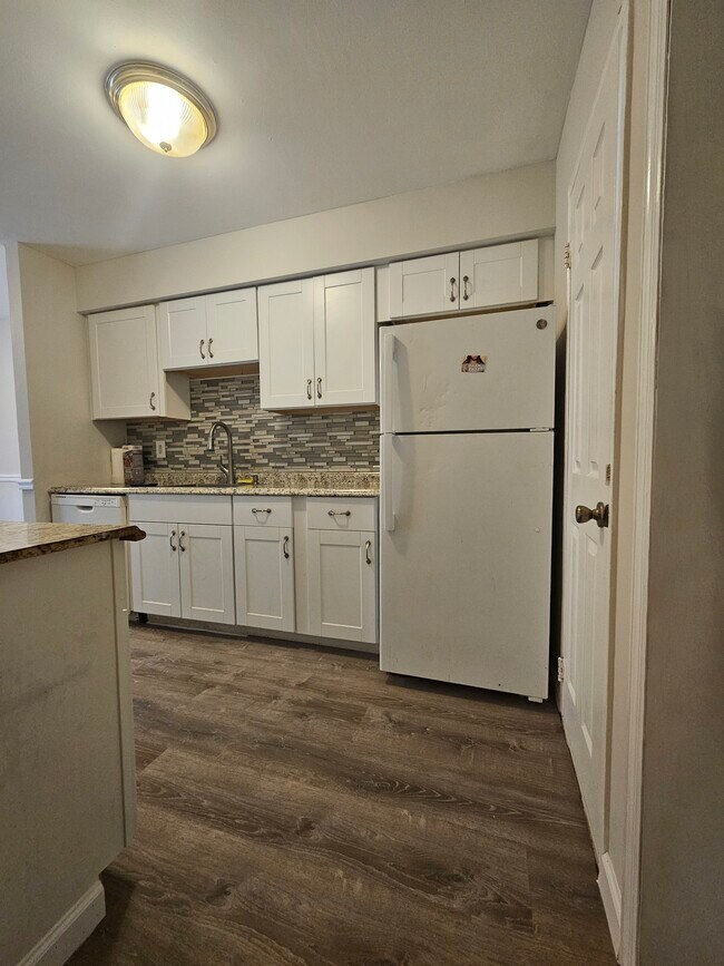 Building Photo - 3 Ethan Allen Ct