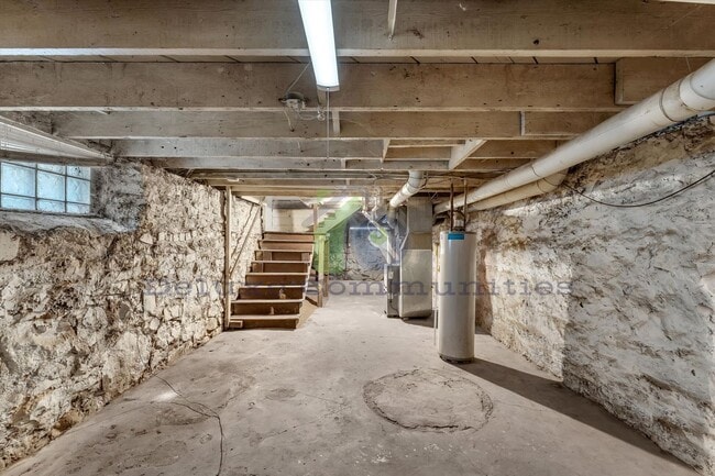 Building Photo - 724-724 Adams St SE