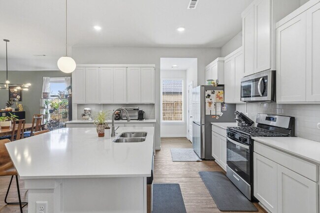 Building Photo - Quiet 4 Bedroom Oasis in Farmington
