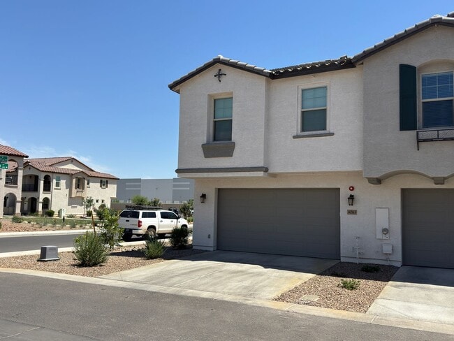 Building Photo - Like Brand New Luxurious Modern 3 Bedroom ...